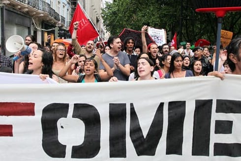 "Hunger" steht auf dem Plakat dieser Demonstranten in Portugal