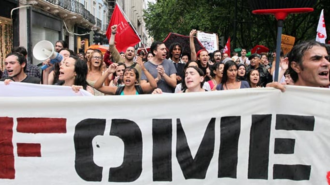 "Hunger" steht auf dem Plakat dieser Demonstranten in Portugal
