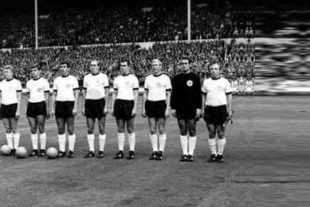 Kapitän Uwe Seeler und die deutsche Nationalelf vor dem Finale der WM 1996.
