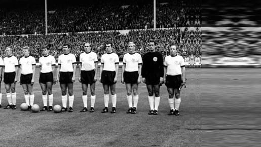 Kapitän Uwe Seeler und die deutsche Nationalelf vor dem Finale der WM 1996. Kapitän Uwe Seeler und die deutsche Nationalelf vor dem Finale der WM 1996.