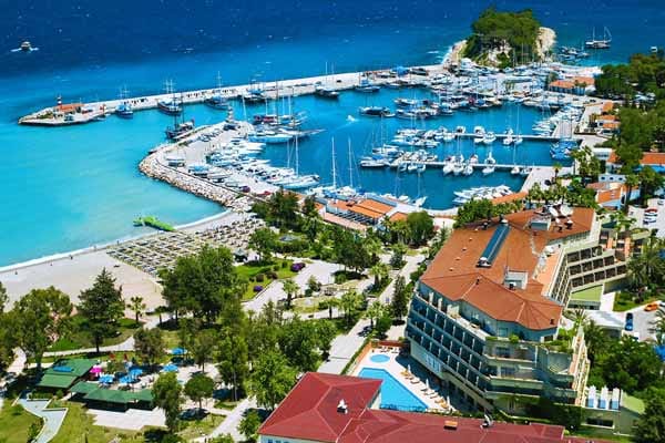 28 Nächte im Viersternehaus Kemer Marina & Spa an der Türkischen Riviera kosten mit Flug und All-Inklusive-Verpflegung ab 881 Euro - also rund 31,50 Euro pro Person und Tag.