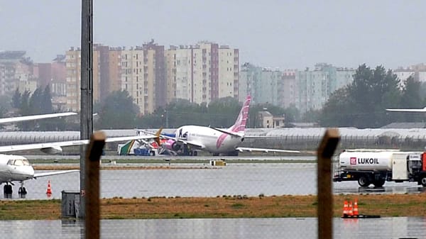 Die Unglücks-Maschine auf der Landebahn in Antalya. Ein geplatzter Reifen ließ das Fahrwerk bei der Landung einbrechen Die Unglücks-Maschine auf der Landebahn in Antalya. Ein geplatzter Reifen ließ das Fahrwerk bei der Landung einbrechen