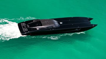 Wie eine Corvette - nur auf dem Wasser: Der Speedboat-Hersteller "Marine Technology" verbaute Teile einer echten Corvette ZR1 in ein Motorboot.