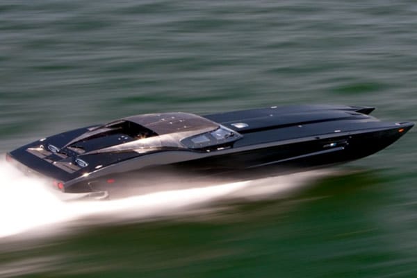 "Marine Technology" hält sich auch bei der Namensgebung an die Original-Corvette ZR1 und gibt seinem Motorboot das Kürzel "ZR2".