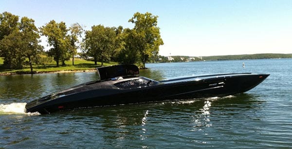 Satter Sound: Das Speedboat ist mit einer 8000-Watt-Musikanlage ausgestattet.
