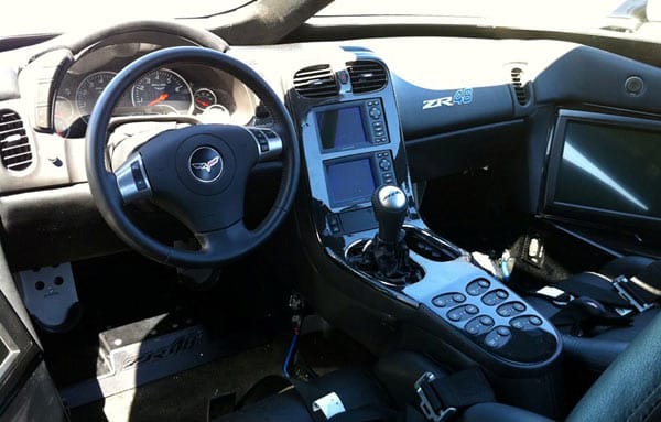 Das komplette Cockpit wurde einer echten Corvette ZR1 entnommen.