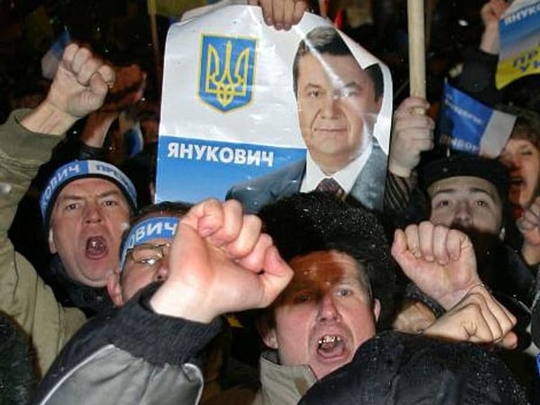 Das Drama um die ukrainische Demokratie beginnt im November 2004: Das Land wählt einen neuen Präsidenten. In einer Stichwahl tritt der von Russland unterstützte Ministerpräsident Viktor Janukowitsch ...