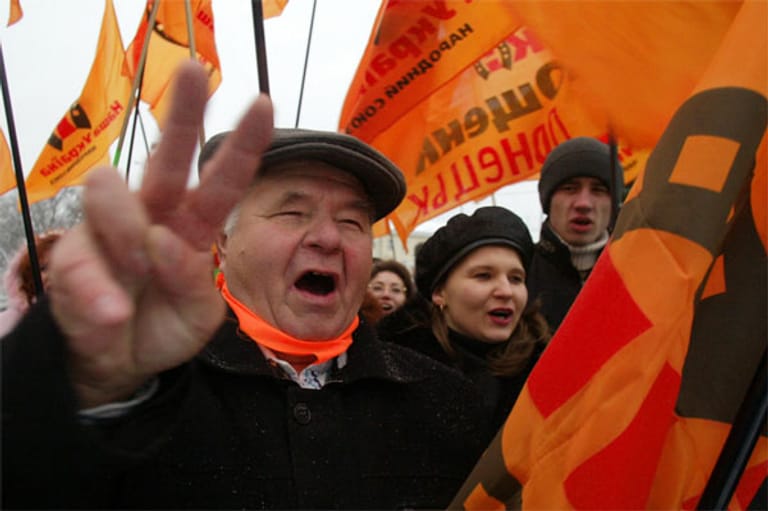 Sowohl Janukowitsch als auch Juschtschenko erklären sich zum Wahlsieger, Beobachter werfen jedoch dem amtierenden Präsidenten massive Wahlfälschungen vor. Juschtschenko ruft daraufhin seine Anhänger zum Protest auf: Dies ist der Auftakt zur orangenen Revolution. Nach wochenlangen Protesten siegt der Oppositionsführer Ende Dezember 2004 knapp in einer zweiten Stichwahl.