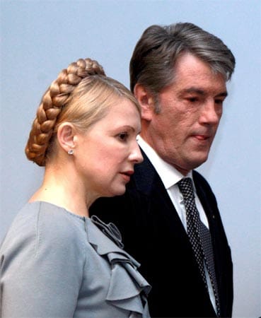 Juschtschenko macht Timoschenko, deren Markenzeichen ihr traditionell geflochtener Zopf wird, zu seiner Ministerpräsidentin. Doch die enge Freundschaft währt nicht lange.