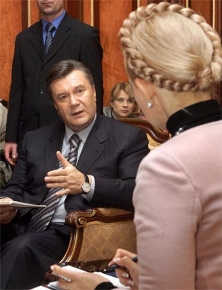 Doch Timoschenko kämpft und erreicht 2007 mit hauchdünner Mehrheit ihre Wiederwahl zur Ministerpräsidentin der Ukraine.