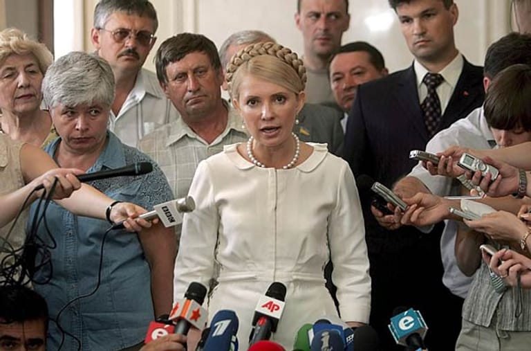 Schon im September 2005 spaltet sich das orangene Lager. Juschtschenko entlässt Ministerpräsidentin Timoschenko und wirft ihr Korruption vor. Stattdessen wird der wiedererstarkende Janukowitsch Ministerpräsident unter Juschtschenko. Dieser gilt als persönlicher Feind Timoschenkos.
