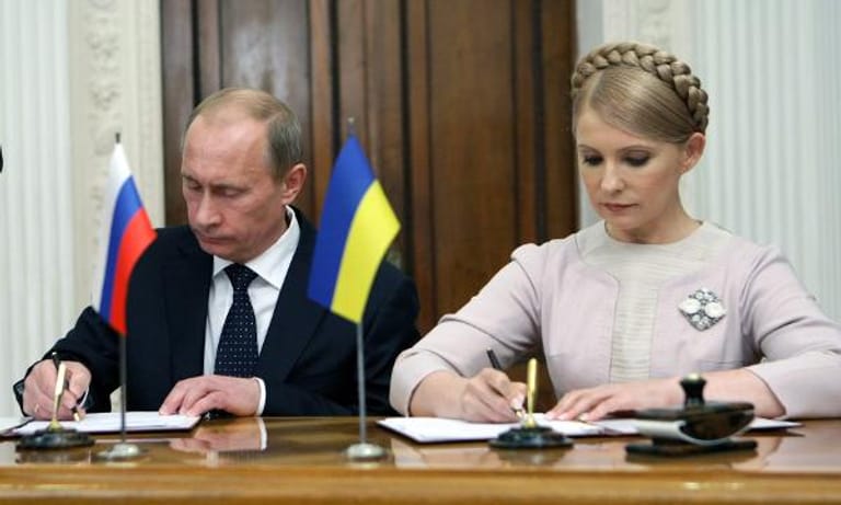In dieser Funktion unterschreibt Timoschenko 2009 die Gasverträge, die ihr später zum Verhängnis werden sollen. Russland hatte sich mit der Ukraine über die Gaspreise zerstritten und schließlich die Lieferungen ganz eingestellt. Timoschenko einigt sich daraufhin mit dem russischen Präsidenten auf einen Vertrag, mit dem sich ihr Land lange bindet.
