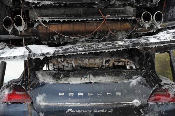 Unten noch zu erkennen: Verbrannt ist hier ein Porsche Panamera Turbo S.