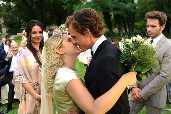 Endlich verheiratet: Anna küsst glücklich ihren Tom.