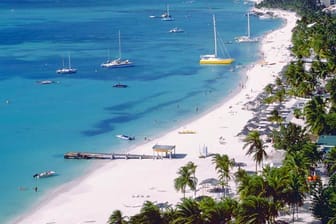 So stellen sich viele den perfekten Strand vor: Der Eagle Beach auf Aruba besitzt Puderzucker-Sand und türkisblaues Wasser.