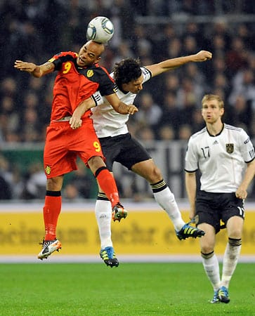 Belgien präsentierte sich in der Anfangsphase des Spiels richtig stark. Hier bekommt Mats Hummels den Einsatzwillen von Belgiens Marvin Ogunjimi (li.) zu spüren.