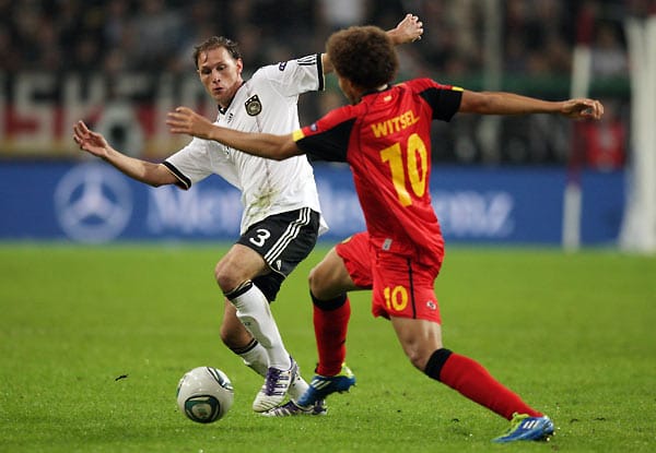 Der Schalker Benedikt Höwedes spielte zusammen mit dem Dortmunder Hummels in der Viererkette. Hier wird er vom belgischen Mittelfeldmann Axel Witsel (re.) geprüft.