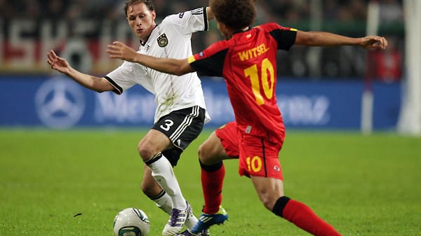 Der Schalker Benedikt Höwedes spielte zusammen mit dem Dortmunder Hummels in der Viererkette. Hier wird er vom belgischen Mittelfeldmann Axel Witsel (re.) geprüft.