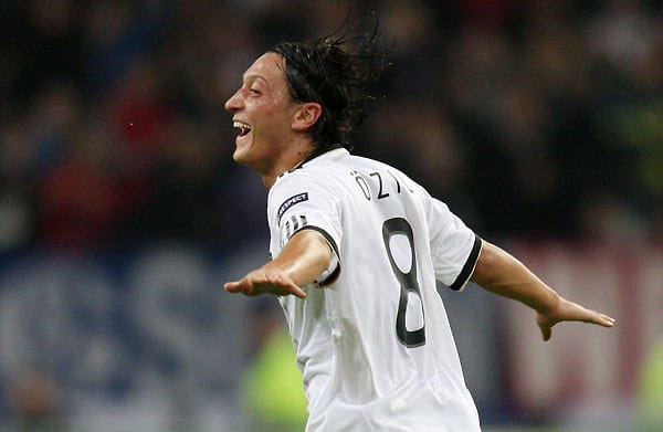 Schließlich bricht der Regisseur den Bann: Mesut Özil trifft für Deutschland zum 1:0.