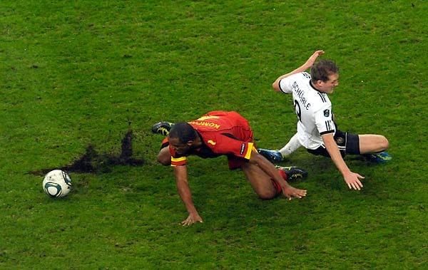 Deutschlands André Schürrle (re.) und Belgiens Vincent Kompany kämpfen um den Ball.