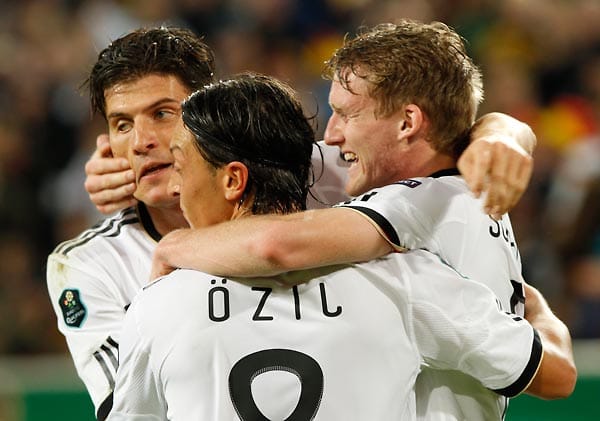 Und plötzlich werden die Belgier ganz kalt erwischt: Gomez (v.l.) und Özil bejubeln das 2:0 mit dem Torschützen Schürrle (re.).