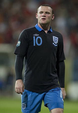Wayne Rooney hat sich mit England zwar für die EM qualifiziert, bangt aber aufgrund der roten Karte im letzten Gruppenspiel um seine Einsatzzeit.