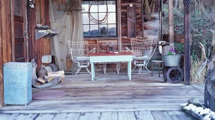 Wohnen in Shabby-Look lässt Sie zum Jäger und Sammler werden. Alte Möbelstücke oder Accessoires mit Kratzern sind typisch für diesen Landhausstil, der sich neuerdings großer Beliebtheit erfreut.