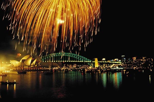 Eine luxuriöse Silvesterreise bietet www.artoftravel.de an. Auf einer Yacht und mit einem Helikopter erkunden Sie die Ostküste Australiens vor Sydney.