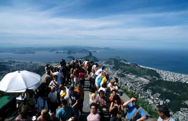 Von der Christusstatue auf dem Corcovado genießt man einen herrlichen Blick über Rio de Janeiro.
