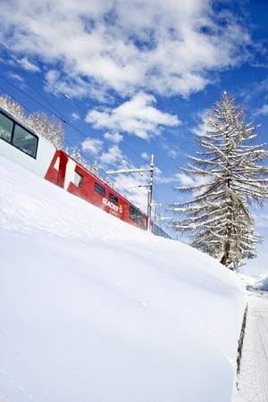 Der "langsamste Schnellzug der Welt" verkehrt in der Schweiz zwischen Davos und Zermatt. Wer die sechstägige Reise bei www.studiosus.com bucht, fährt außerdem in der Silvesternacht in einem Sonderzug von Chur nach Engadin.
