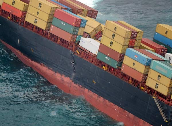 Im Rumpf des unter liberianischer Flagge fahrenden Containerschiffs klafft ein riesiger Riss. 350 bis 400 Tonnen Schweröl fließen ins Meer und verpesten die weißen Strände der Bay of Plenty-Bucht.