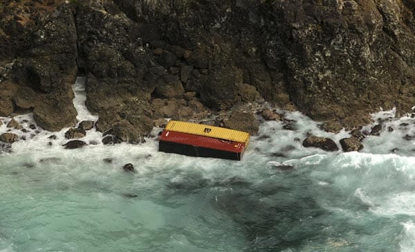 Von den ursprünglich fast 1400 Containern an Bord, fielen Hunderte ins Wasser. Noch immer arbeiten Teams daran, das Frachtgut zu bergen.