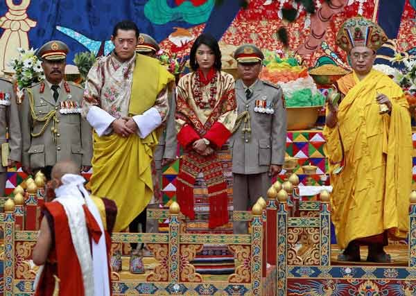 In einer farbenprächtigen traditionellen Zeremonie gaben sich der König von Bhutan und seine Verlobte das Jawort. In einer farbenprächtigen traditionellen Zeremonie gaben sich der König von Bhutan und seine Verlobte das Jawort.