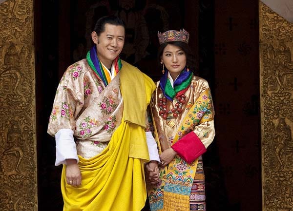 Zum Höhepunkt der Feier in einem aus dem 17. Jahrhundert stammenden Kloster in der früheren Hauptstadt Punakha setzte der 31-Jährige seiner zehn Jahre jüngeren Braut die Krone auf und machte sie damit zur Königin. Zum Höhepunkt der Feier in einem aus dem 17. Jahrhundert stammenden Kloster in der früheren Hauptstadt Punakha setzte der 31-Jährige seiner zehn Jahre jüngeren Braut die Krone auf und machte sie damit zur Königin.