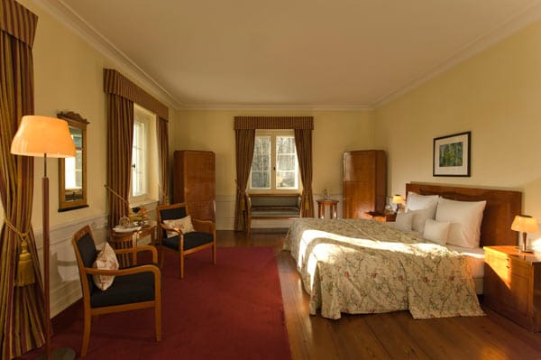 Dieses Deluxe-Zimmer im Hotel Schlitz ist 44 qm groß und mit Biedermeier-Möbeln bestückt.