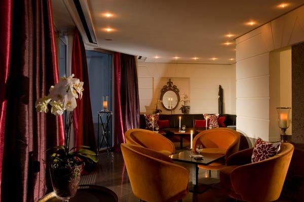 Die Hotelbar "L'Orchidee" sieht aus wie ein britischer Gentlemen's Club.