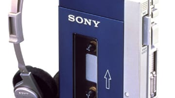 Der erste Walkman TPS-L2 von Sony kam vor 20 Jahren auf den Markt. Am 1. Juli 1979 brachte das japanische Elektronik-Unternehmen den ersten tragbaren Kassettenrecorder für die Westentasche zunächst in Japan auf den Markt und läutete damit eine kleine Revolution in der Musikbranche ein.