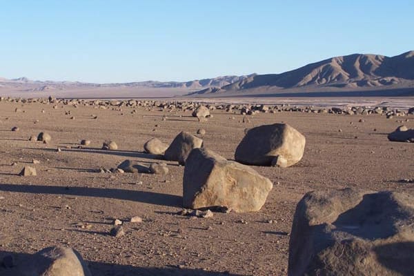 Polierte Steine in der Wüste - ein geologisches Rätsel, dem Forscher jetzt auf die Spur kamen