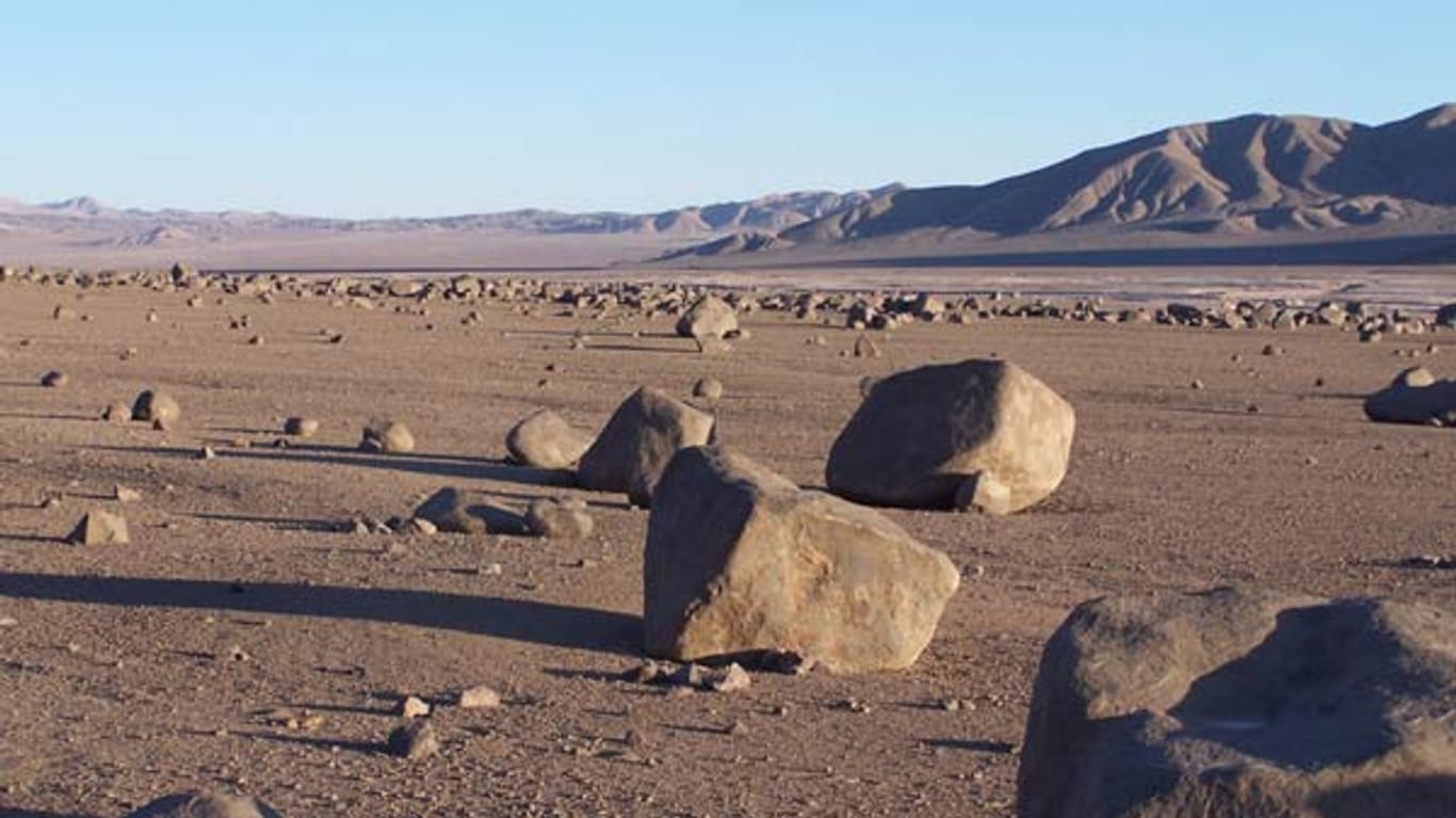 Polierte Steine in der Wüste - ein geologisches Rätsel, dem Forscher jetzt auf die Spur kamen
