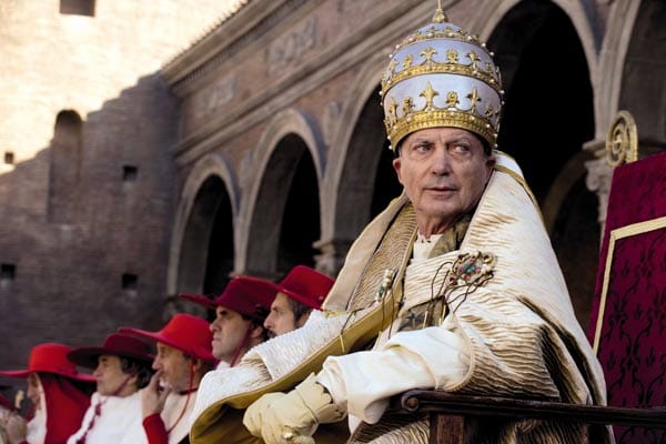 Udo Kier spielt den Papst Innozenz VIII. Die opulente Historienreihe gilt mit 25 Millionen Euro als eine der bislang teuersten europäischen TV-Produktionen.
