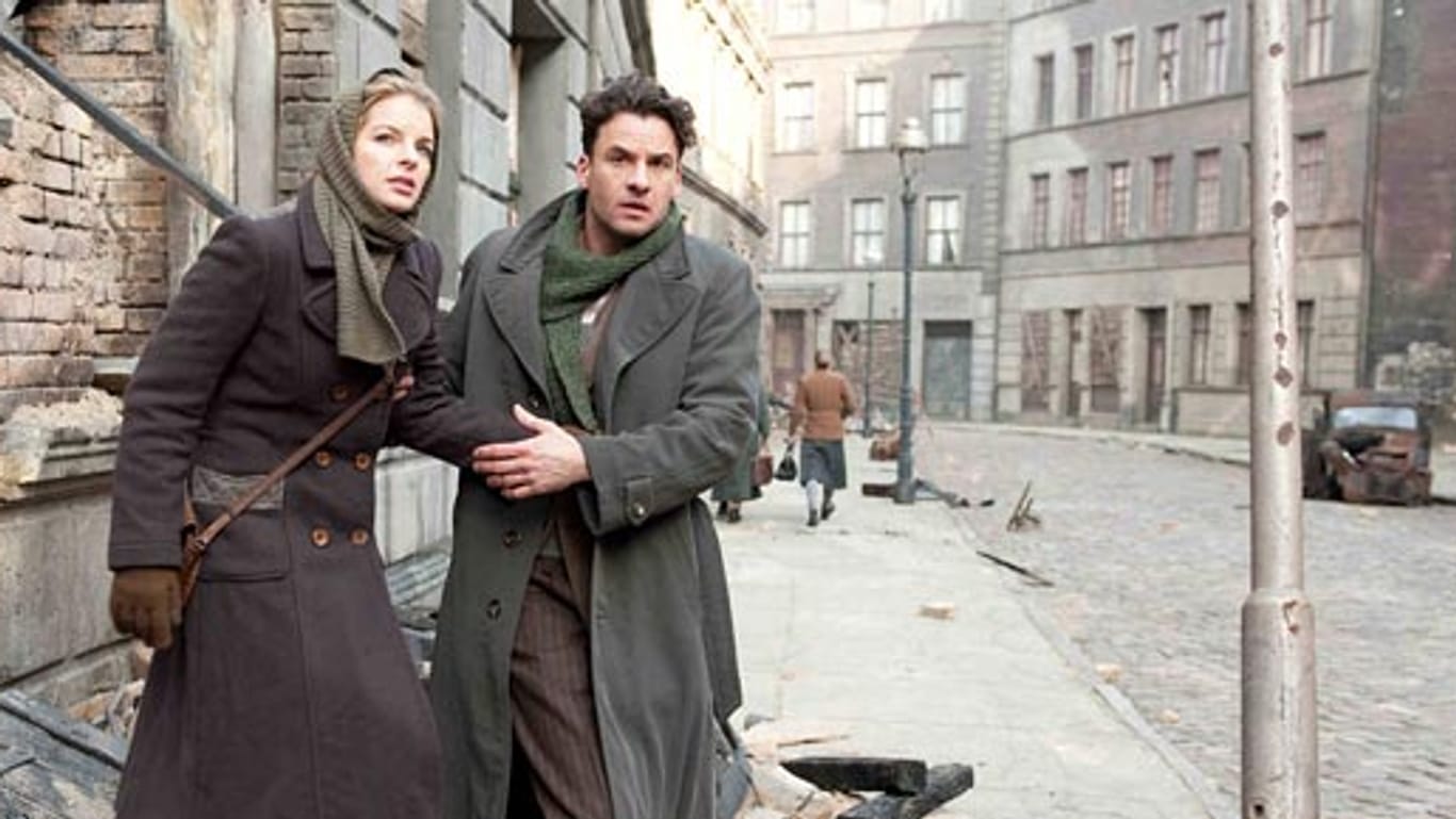 Yvonne Catterfeld als Widerstandskämpferin Ellen Ludwig und Stephan Luca als britischer Spion Robert Elbing in "Am Ende die Hoffnung".