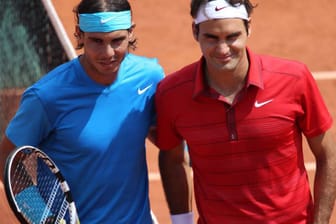 Rafael Nadal (li.) vs. Roger Federer: Das Wimbledon-Finale von 2008 war eines der größten Tennisspiele aller Zeiten. Mit 6:4, 6:4, 6:7, 6:7, 9:7 siegte der Spanier nach vielen spektakulären Ballwechseln gegen seinen Schweizer Rivalen. Der Sandplatz-Spezialist hatte den Rasenkönig entthront. Ein besonderer Sieg für Nadal, den Federer 2006 und 2007 noch im Wimbledon-Finale bezwungen hatte. Im direkten Vergleich des stets von freundschaftlichem Respekt geprägten Duells führt Nadal mit 17:8 (Stand: August 2011).