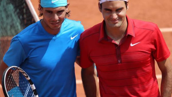 Rafael Nadal (li.) vs. Roger Federer: Das Wimbledon-Finale von 2008 war eines der größten Tennisspiele aller Zeiten. Mit 6:4, 6:4, 6:7, 6:7, 9:7 siegte der Spanier nach vielen spektakulären Ballwechseln gegen seinen Schweizer Rivalen. Der Sandplatz-Spezialist hatte den Rasenkönig entthront. Ein besonderer Sieg für Nadal, den Federer 2006 und 2007 noch im Wimbledon-Finale bezwungen hatte. Im direkten Vergleich des stets von freundschaftlichem Respekt geprägten Duells führt Nadal mit 17:8 (Stand: August 2011).