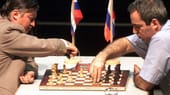 Garri Kasparow (re.) vs. Anatoli Karpow: Keine anderen Spitzensportler dürften sich öfter duelliert haben als die beiden russischen Schachgenies. Allein zwischen 1984 und 1990 spielten sie 144 WM-Partien. Gleich ihr erstes großes Duell ging in die Sportgeschichte ein, da es 1994/95 nach fünf Monaten und 48 Partien mit Rücksicht auf die Gesundheit der Spieler - so die offizielle Begründung - abgebrochen wurde. Karpow hatte schon 5:0 geführt, ehe Kasparow noch zum 3:5 aufgeholt hatte.