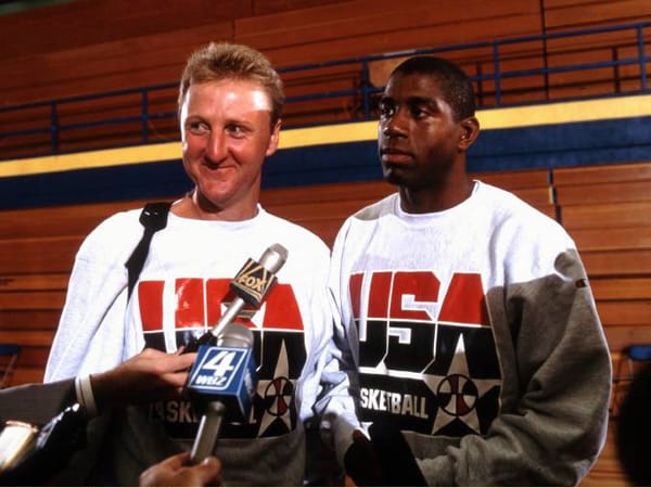 Earvin "Magic" Johnson (re.) vs. Larry Bird: In den 80er-Jahren teilten die Boston Celtics und die Los Angeles Lakers in der NBA acht Titel unter sich auf. Im Mittelpunkt standen die beiden Basketball-Superstars beider Teams. Beide waren spielerisch sehr gegensätzlich, und hatten doch viel gemeinsam. Beide kamen aus bescheidenen Verhältnissen und lebten für den Sport. Als Magic 1991 von seiner HIV-Erkrankung erfuhr, vertraute er sich erst seinem ärgsten Rivalen Bird an, bevor er an die Presse trat.