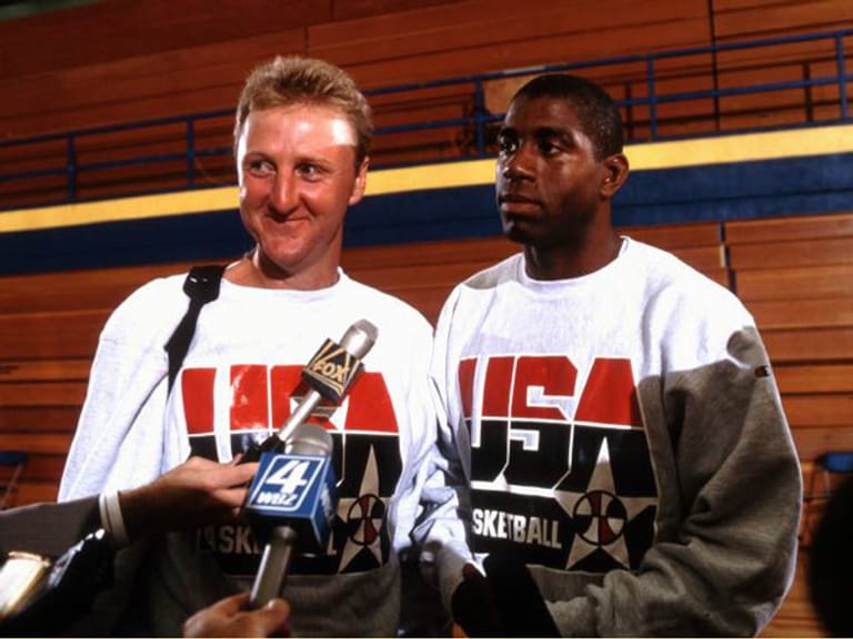 Earvin "Magic" Johnson (re.) vs. Larry Bird: In den 80er-Jahren teilten die Boston Celtics und die Los Angeles Lakers in der NBA acht Titel unter sich auf. Im Mittelpunkt standen die beiden Basketball-Superstars beider Teams. Beide waren spielerisch sehr gegensätzlich, und hatten doch viel gemeinsam. Beide kamen aus bescheidenen Verhältnissen und lebten für den Sport. Als Magic 1991 von seiner HIV-Erkrankung erfuhr, vertraute er sich erst seinem ärgsten Rivalen Bird an, bevor er an die Presse trat.
