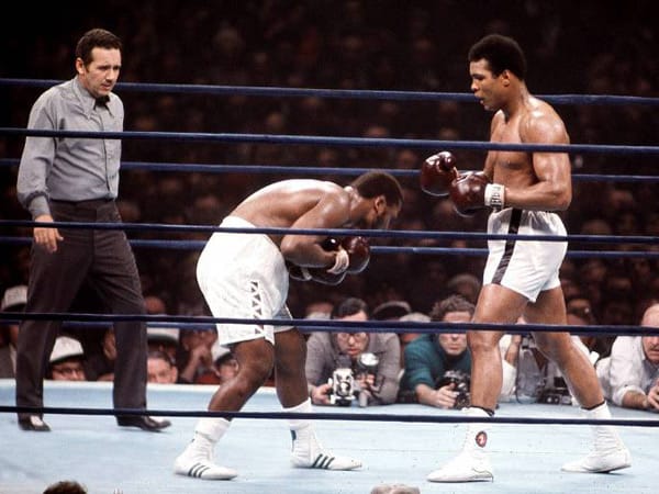 Muhammad Ali (re.) vs. Joe Frazier: Als Ali bei Olympia 1996 in Atlanta das Feuer entfachte, hätte ihn sein ewiger Rivale am liebsten dort hineingeworfen. Zu groß war die Verbitterung Fraziers, der von seinem wortgewaltigen Schwergewichtsgegner während ihrer aktiven Zeit aufs Übelste beleidigt wurde ("Gorilla", "Onkel Tom"). Die Boxer lieferten sich drei legendäre Kämpfe (1971-1975), von denen der dritte Kampf - als "Thrilla in Manila" bekannt - nach Punkten zugunsten von Ali ausging (Kampfbilanz: 2:1 für Ali).