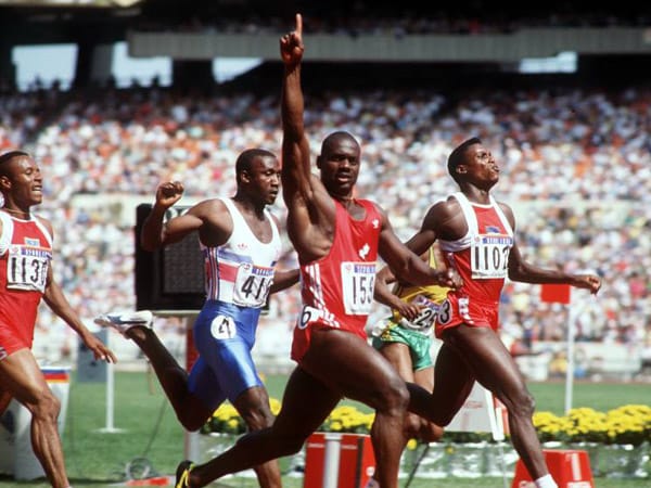 Ben Johnson (2.v.re.) vs. Carl Lewis (re.): Der Kanadier Johnson und der US-Amerikaner Lewis schenkten sich nichts. War Johnson Lewis bei Olympia 1984 im 100-Meter-Finale noch unterlegen, konnte er 1986 seinen ersten Triumph feiern. Mit 9,95 Sekunden schlug er Lewis (9,97 Sekunden). Auch bei der Leichtathletik-WM 1987 gewann Johnson (9,83 Sekunden). 1988 wurde er nach seiner Weltrekordzeit von 9,79 Sekunden des Dopings überführt und lebenslang gesperrt. Auch die Goldmedaille von ´87 ging an Lewis.