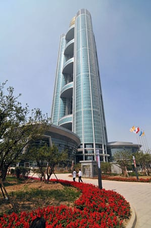 Mit einer großen Feier wurde jetzt der 74-stöckige Wolkenkratzer eingeweiht, der das Longxi International Hotel beherbergt.