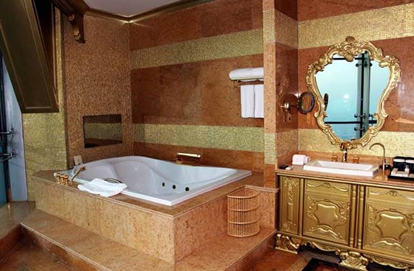 Luxuriöses Badezimmer im Hotel.